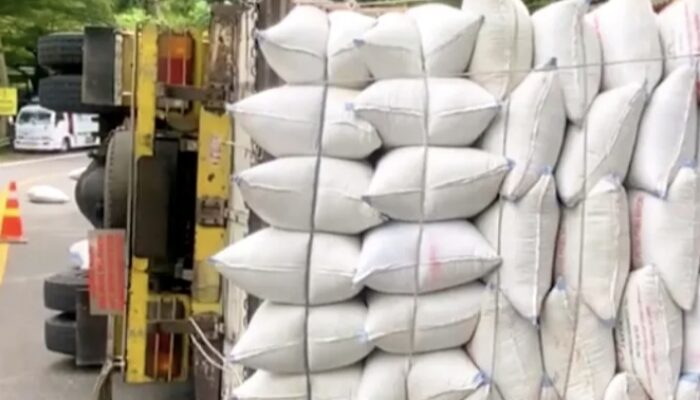 Truk Sekam Terguling di Jalur Ponorogo-Trenggalek: Sopir Sebut Setir Macet, Polisi Duga Over Dimensi