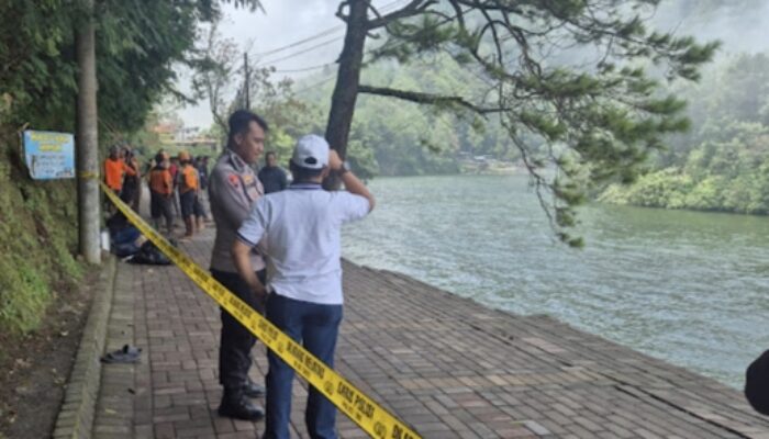Talud Telaga Sarangan Amblas: Seorang Wisatawan Terperosok, 7 Motor Tercebur ke Danau