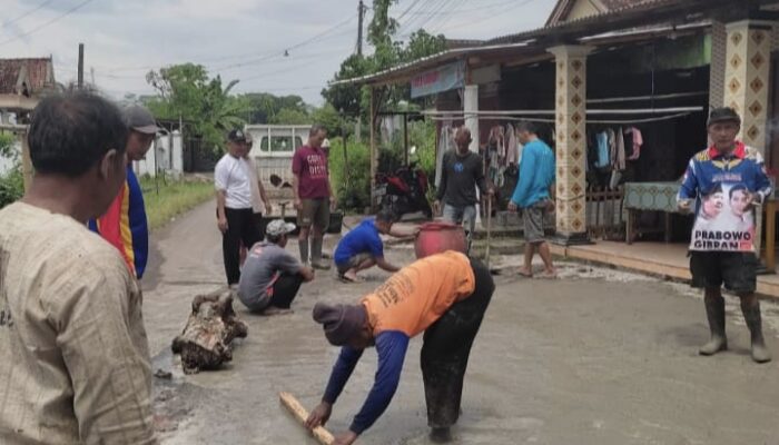 Cegah Banjir Bandang Susulan, Media AJT Biro Trenggalek Bersama Warga Dusun Randu Kompak Perkuat Tanggul Sungai