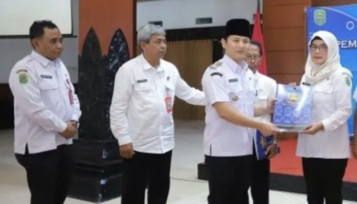 Purna Tugas Bukan Akhir Pengabdian: Mas Ipin Serahkan SK Pensiun kepada 90 ASN Trenggalek