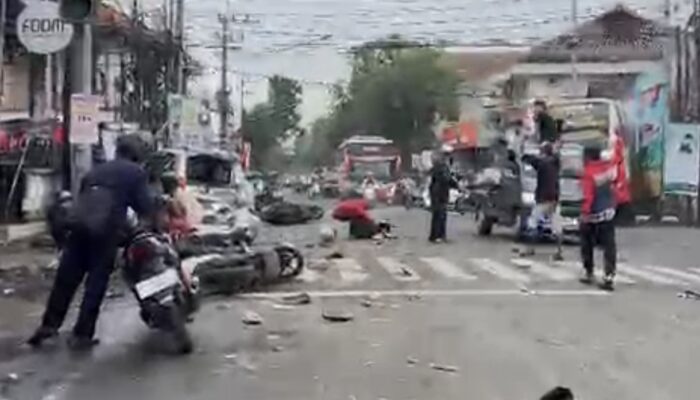 “Kuda Oranye” Harapan Jaya Seruduk Antrean Kendaraan Hingga Hantam Rumah di Kediri