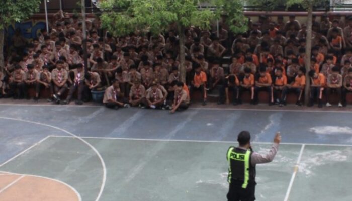 Satlantas Trenggalek Masuk Sekolah demi “Amankan” Mimpi Pelajar