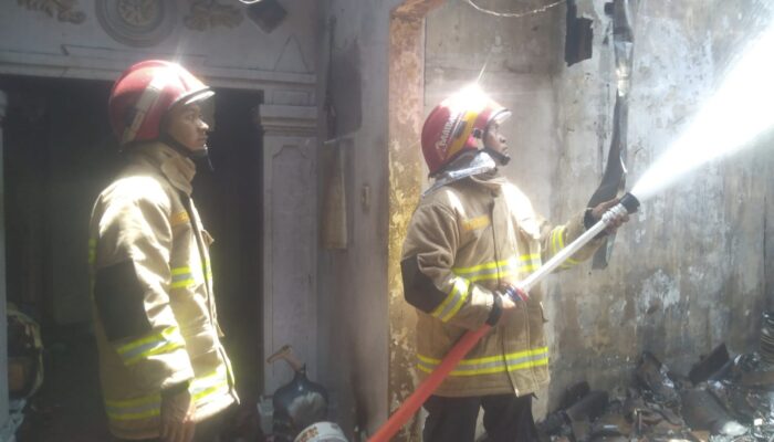 Detik-Detik Mencekam di Tulungagung,Warga Jebol Rumah Terbakar Demi Selamatkan Remaja SLB yang Terkunci