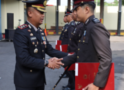 Kapolres Tulungagung Anugerahkan Satyalancana Pengabdian bagi Personel Berdedikasi