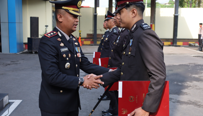 Kapolres Tulungagung Anugerahkan Satyalancana Pengabdian bagi Personel Berdedikasi