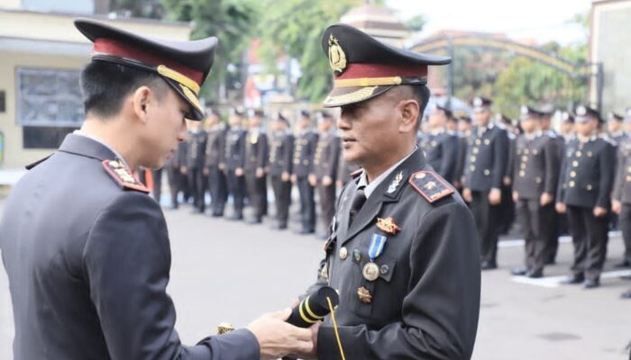 Apresiasi Loyalitas Tanpa Batas: 30 Personel Polres Kediri Kota Raih Satyalancana Pengabdian