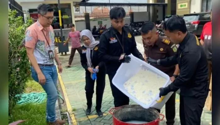 Bersih-Bersih Barang Bukti Kejahatan, Kejari Tulungagung Musnahkan Ratusan Ribu Pil Koplo dan Miras