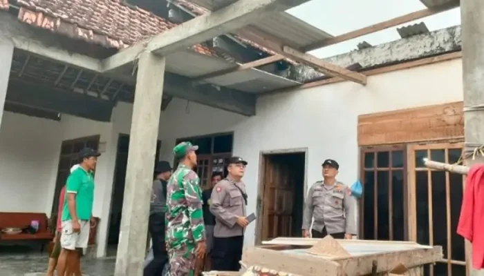Hanya 5 Menit, Puting Beliung Obrak-abrik Atap Madrasah dan Rumah Warga di Gesikan Tulungagung