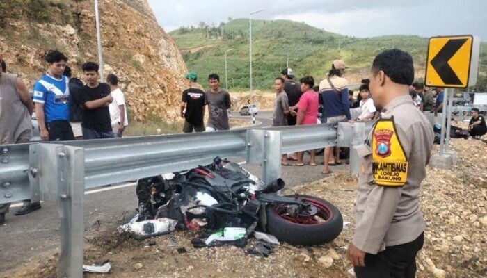 Kecepatan Tinggi Berujung Maut: Pengendara Moge Tewas Tabrak Pembatas Jalan di JLS Blitar