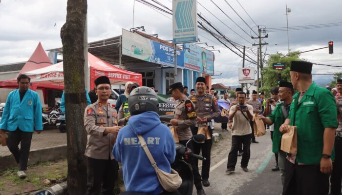 Gandeng Mahasiswa dan Wartawan, Polres Trenggalek Tebar Ratusan Takjil dan Sembako di Jalan Protokol