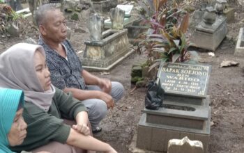 Harum Mawar di Pusara Leluhur: Tradisi Nyekar Warga Tulungagung Sambut Ramadhan 1447 H