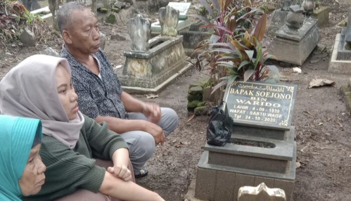 Harum Mawar di Pusara Leluhur: Tradisi Nyekar Warga Tulungagung Sambut Ramadhan 1447 H