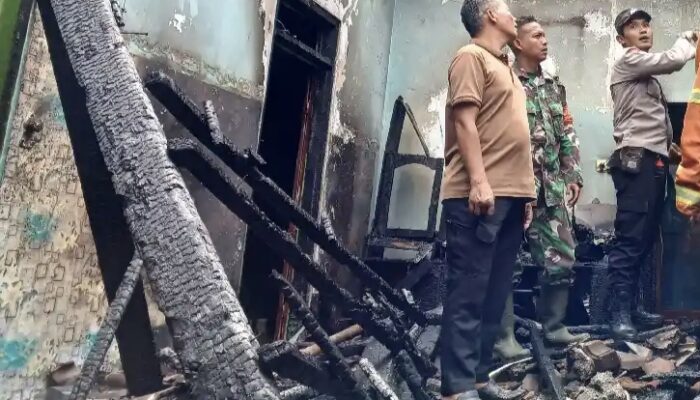 Lantai Dua Rumah Warga Dawuhan Trenggalek Ludes Terbakar