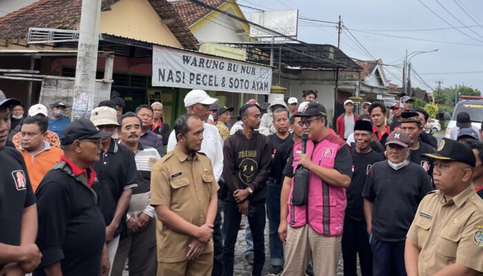Ratusan Massa 212 Kepung Kantor Kecamatan Rejotangan Tulungagung, Tuntut Nyawa Pengendara Tak Melayang di Jalan Rusak