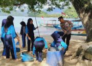 Lautan Manusia Serbu Pantai Trenggalek, Bukan Piknik Tapi Resik-Resik!