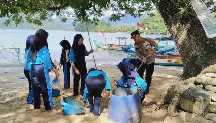 Lautan Manusia Serbu Pantai Trenggalek, Bukan Piknik Tapi Resik-Resik!