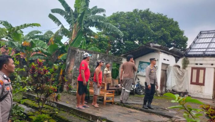 Satu Tempat Ibadah dan Puluhan Rumah “Diterjang” Puting Beliung, Sumbergempol Tulungagung Mendadak Porak-Poranda!