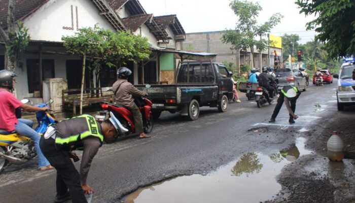Cegah Korban Jiwa, Satlantas Polres Trenggalek Tandai 52 Titik Jalan Berlubang dengan Cat Fosfor