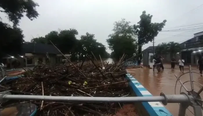Sampah Bambu Sumbat DAM Tanjung, Jalur Trunojoyo Nganjuk Ditutup Total!