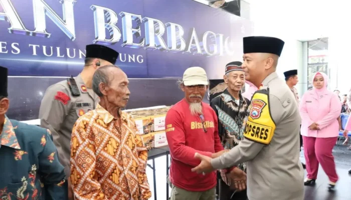 Polres Tulungagung Santuni Penggali Kubur dan Bilal Jenazah