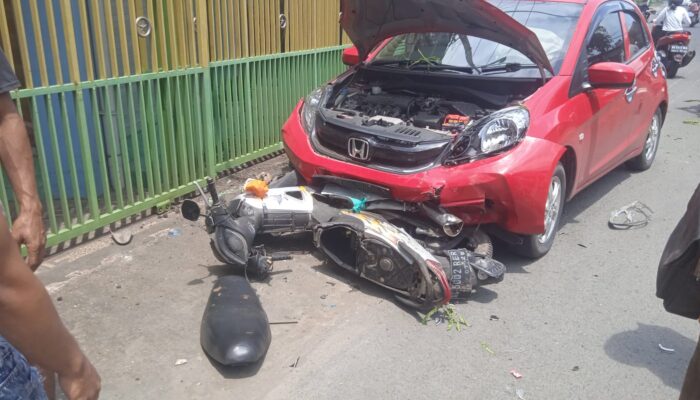 Breaking News! Detik-detik Kecelakaan di Boro Tulungagung : Honda Brio Hantam Motor Saat Hendak Belok