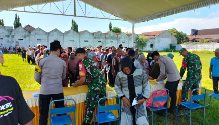 Ribuan Warga Padati Stadion Bandung Tulungagung, Polsek dan Koramil Amankan Pembagian Zakat Mal Showroom Kacunk Motor