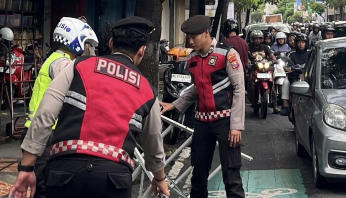 Gerak Cepat Personel Polres Tulungagung Bersihkan Pohon Tumbang di Jalan Basuki Rahmat