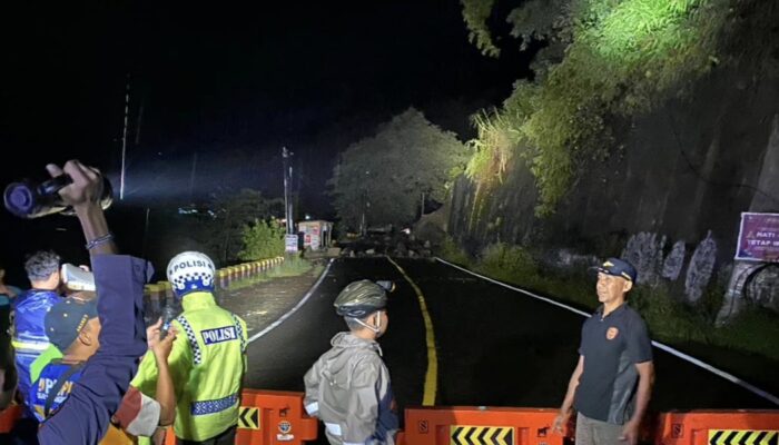 Jalur Trenggalek-Ponorogo Masih Terkunci Batu Raksasa, Alat Berat Menuju Lokasi