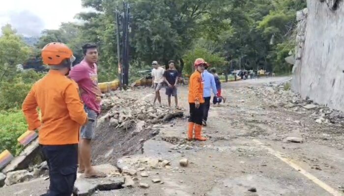 Jalur Nasional Trenggalek-Ponorogo Masih Lumpuh, Batu Raksasa 68 Meter Kubik Baru Bersih Separuh