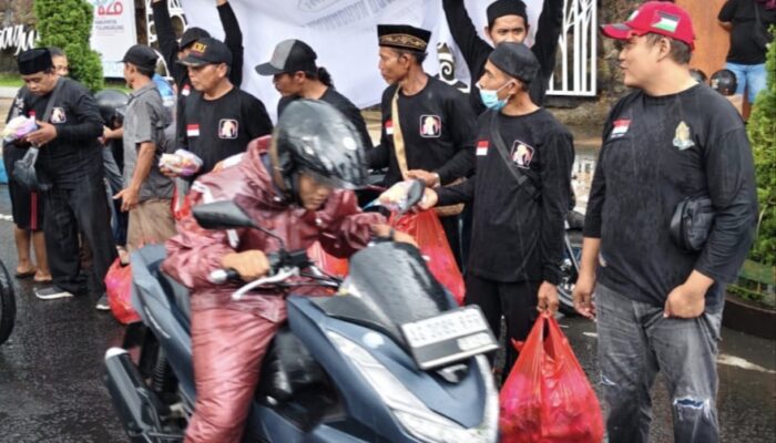 Diterjang Hujan Deras, Kolaborasi “Ramadhan Peduli Bersama” Sukses Gebyar 1.000 Takjil di Titik Nol KM Tulungagung