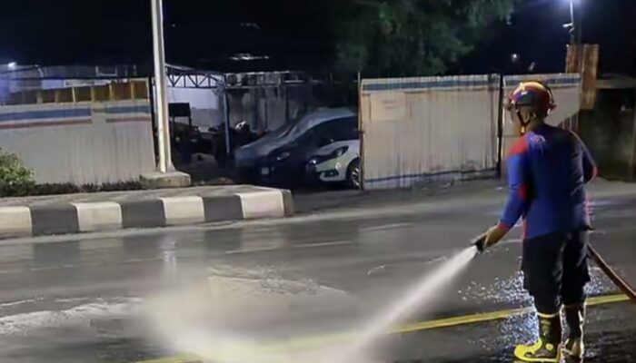 Aspal Licin Bak Dilumuri Oli, Petugas Semprot Jembatan Ngujang Tulungagung Akibat Serbuan Laron