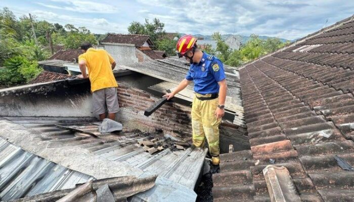Balon Udara Jatuh Bakar Atap Rumah di Gandusari Trenggalek, Aksi Heroik Tetangga Cegah Kebakaran Hebat