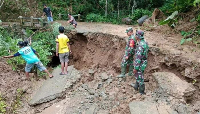 Tebing 12 Meter Ambrol, Jalur Penghubung Antar Dusun di Suruh Trenggalek Terputus Total