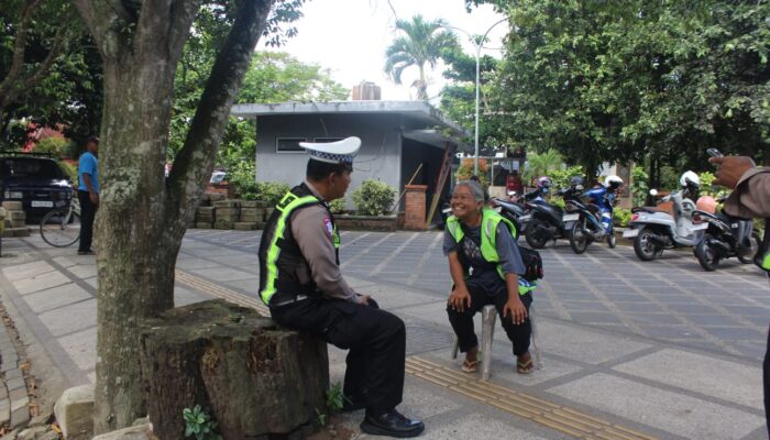 Cara Unik Satlantas Polres Trenggalek Memuliakan “Kartini Masa Kini”