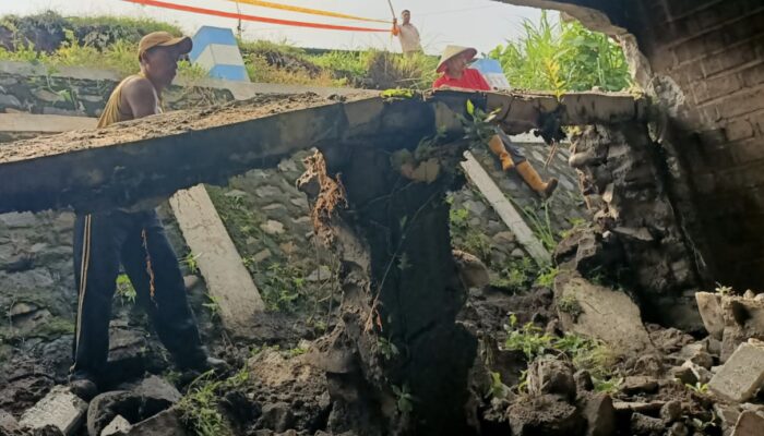 Talud Jalan Ambrol Timpa Rumah Janda di Pagerwojo,Tulungagung Kerugian Mencapai Rp30 Juta