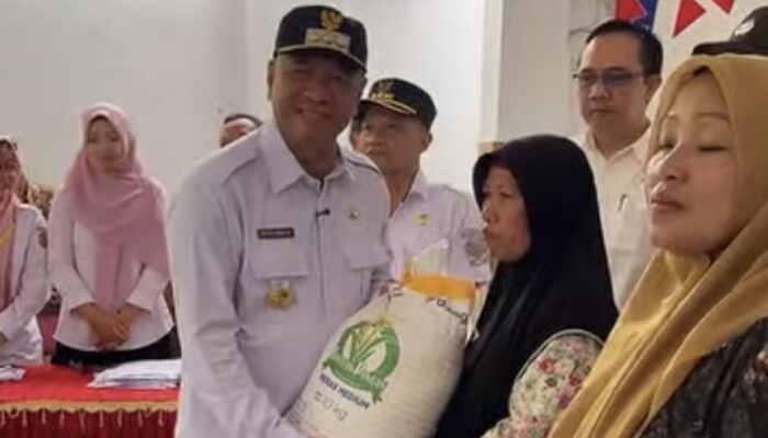 Bupati Gatut Sunu Pantau Langsung Penyaluran Banpang di Besuki, Tekankan Evaluasi Data KPM