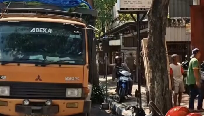 Trotoar Dikangkangi, Jalanan Macet! Satpol PP Tulungagung “Sidak” Aktivitas Bongkar Muat di Jl Ahmad Yani Timur