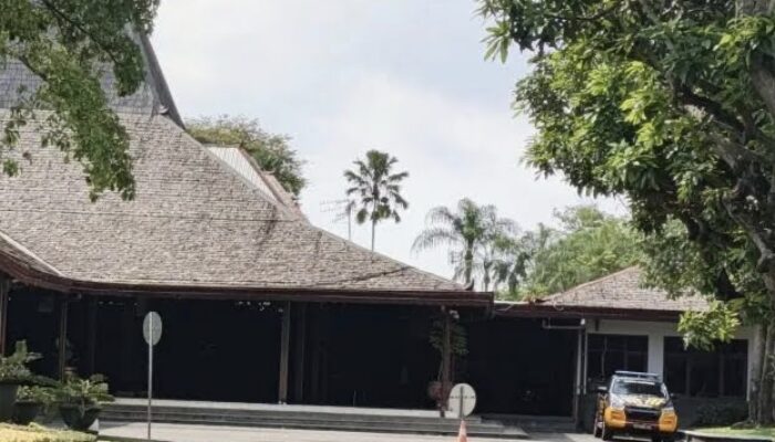 KPK ‘Gedor’ Pendopo dan Dinas PUPR Tulungagung, Geledah Ruang Kerja Bupati Gatut Sunu