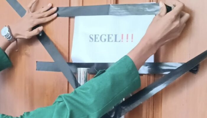 Kecewa Gagal Audiensi Kasus OTT KPK, Mahasiswa Segel Kantor DPRD Tulungagung