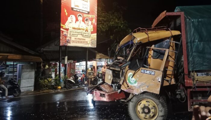 DETIK-DETIK MENCEKAM! Bus Harapan Jaya ‘Adu Banteng’ dengan Truk di Tulungagung, Sopir Langgar Marka Jalan!