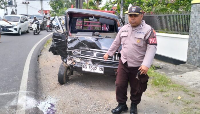 Adu Banteng Dump Truck vs Pick Up di Gondang Tulungagung, Dua Orang Dilarikan ke Rumah Sakit