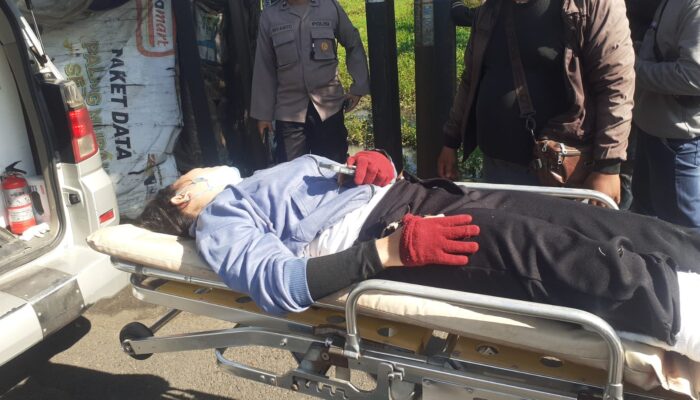 Gagal Menghindar Saat Berbelok ke SPBU, Pengendara CBR Hantam Scoopy di Jalan Raya Kauman Tulungagung