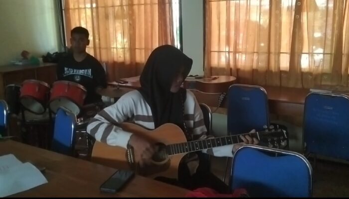 Padukan Idiofon hingga Kordofon, Tiga Siswa Terbaik SMPN 1 Singgahan Siap Guncang FLS3N Kabupaten Tuban