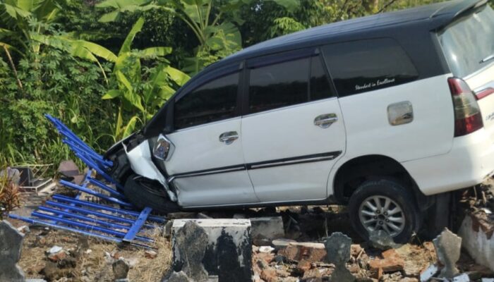 Sopir “Mimpi” Saat Mengemudi, Mobil Mewah Nyelonong Masuk Makam di Jeli Tulungagung