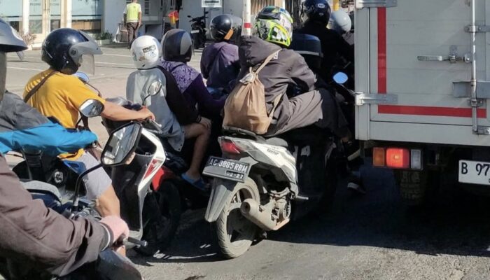Kecelakaan di Tretek Tulungagung: Pelajar 15 Tahun Terkapar Usai Hantam Motor yang Menyeberang