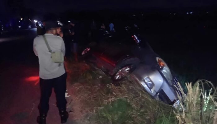 Mobil Innova Terperosok ke Parit Saat Melintas Malam Hari, Polisi dan Warga Lakukan Evakuasi