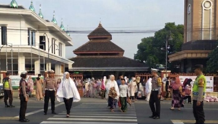 Ratusan Personel Polres Tulungagung Amankan Salat Id dan Distribusi Daging Kurban Idul Adha 1447 H