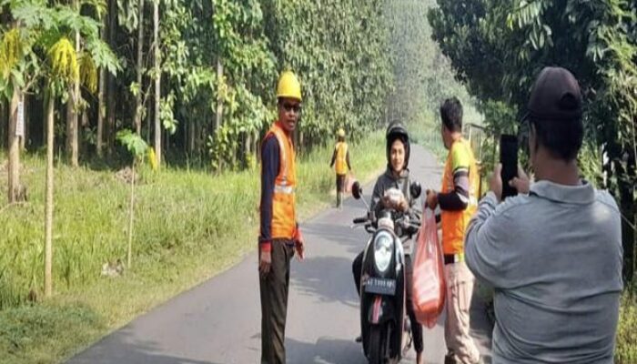 Wujud Syukur Pengelolaan Hutan Lestari, BKPH Lodoyo Timur Blitar Geruduk Rumah Warga untuk Berbagi