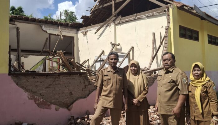 Atap Ruang Kelas SDN 1 Babadan Tulungagung Ambruk Akibat Lapuk, Siswa Terpaksa Mengungsi ke Mushola
