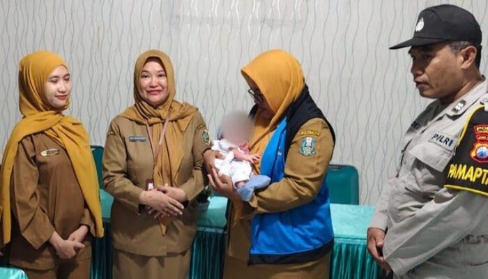 Jadi Anak Negara, Bayi yang Ditemukan di Warung Pecel Pucanglaban Tulungagung Dibawa ke Sidoarjo